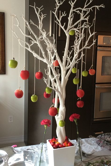 Apple tree centerpiece Diy Apple Tree Decoration, Apple Balloons, Apples Activities, Apple Theme Parties, Origami Apple, Baby Shower Table Cloths, Tree Branch Centerpieces, Apple Centerpieces, Halloween Apples