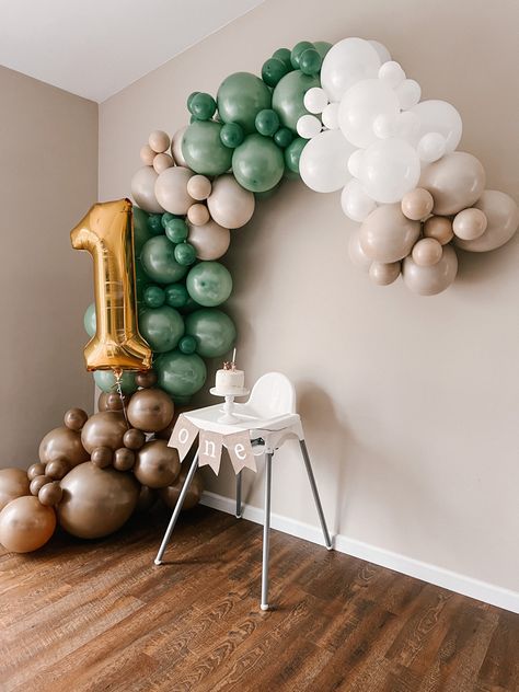 One Year Old Birthday Balloons, Green And Brown Balloon Arch, Green 1st Birthday Party, 1st Birthday Forest Theme, First Year Birthday Decoration Ideas, 1 Year Birthday Party Decoration, First Birthday Forest Theme, 1st Birthday Home Decorations, First Birthday Home Decoration Ideas