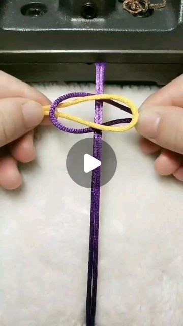 Crochet Friendship Band, Quick Bracelets Diy, Bracelet Making Tutorial Videos, Easy Bracelets To Make, Macrame Jewelry Diy, Braided Bracelet Tutorial, Craft Bracelets, Cord Bracelet Diy, Bracelet Making Tutorial