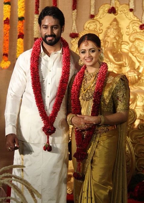 Marriage Images, Marriage Pictures, Indian Wedding Garland, Bhavana Actress, Indian Wedding Poses, Kerala Bride, Marriage Photos, Wedding Saree Collection, South Indian Weddings