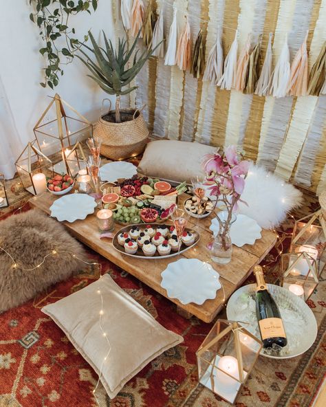 Bohomeian Living Room Ideas, Floor Cushion Dining Table, Boho Seating, Indoor Picnic, Bohemian Party, Picnic Inspiration, Boho Picnic, Boho Birthday, Floor Seating