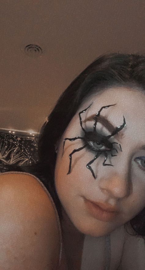 spider eye makeup Halloween Looks Makeup Easy, Eyeliner Spider, Spiderman Makeup Looks, Spider Eye Makeup, Eye Makeuo, Spiderman Makeup, Spider Eyes, Spider Makeup, Big Spiders