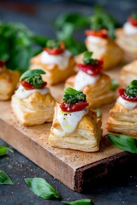 These puff pastry caprese bites are quick and simple to make using ready-rolled pastry. Perfect for any party table! #caprese #capresebites #pastry #puffpastry #partyfood #appetizer #thanksgiving #thanksgivingfood #christmasfood #newyearseveparty via @kitchensanc2ary Puff Pastry Mini Quiche, Appetizer Thanksgiving, Caprese Bites, Puff Pastry Appetizers, Pastry Appetizer, Sugar Cookie Recipe Easy, Small Appetizers, Thanksgiving Appetizers, Puff Pastry Recipes