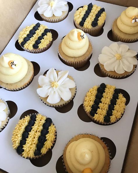 563 Likes, 12 Comments - Macy Schmelzer (@birdies.cupcakes) on Instagram: “I can’t help but share another photo of these because I’m obsessed 🐝🌼🍯 I used @wiltoncakes bumble…” Bumble Bee Cake Ideas Birthday, Sweet As Can Bee Cake, What Will It Bee Gender Reveal Cupcakes, Bumblebee Desserts, Bumble Bee Baby Shower Ideas Decoration, Bee Cupcakes Ideas, Bumble Bee Cake Ideas, Bee Baby Shower Cupcakes, Bee Themed Cupcakes