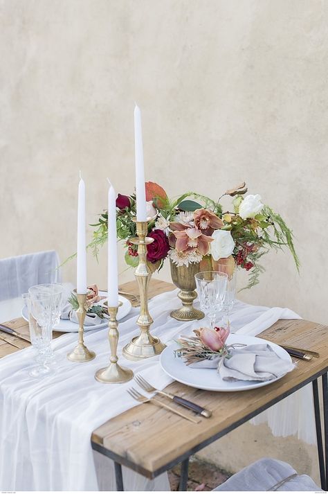 Create your own stylish dinner date at home! At Home Dinner Date Ideas, Dinner Date At Home, Romantic Dinner Tables, Romantic Dinner Setting, Romantic Dinner Decoration, Farmhouse Valentine Decor, Diy Dinner, Romantic Table Setting, Tafel Decor