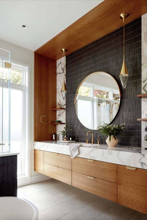 Contemporary Home Aesthetic, Dual Walk In Shower Ideas, Bathroom 2 Vanities, Mid Century Modern Primary Bathroom, Bathroom Design Bathtub, Light Airy Bathroom, Mid Century Bathroom Remodel, Mid Century Modern Bathroom, Mid Century Bathroom