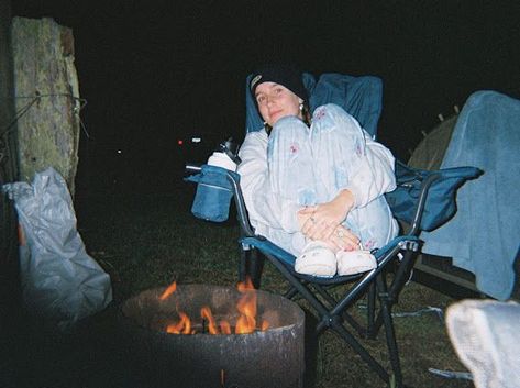 Summer Bucket Lists, Campfire Aesthetic, Summer Australia, Aesthetic Camping, Camping Photo, Camping Aesthetic, Granola Girl, Camping Life, Vintage Camper