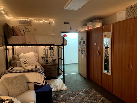 Dorm Room 3 Person, Dorm Room 4 People, Dorm Room Ideas 3 Beds, Dorm Room 2 Beds, Two Person Dorm Room, 3 Person Dorm Room Ideas, Three Person Dorm Room Layout, Dorm Room Ideas 2 People, Dorm Room Ideas Best Friends