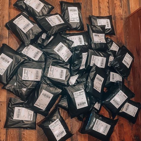 @402threads on Instagram: “WOW 🤭 thank you thank you thank you for such an amazing & successful launch this weekend!!!! I had so much fun packing up all these orders…” Shipping Orders Aesthetic, Clothing Business Packaging, Business Packaging Aesthetic, Shipping Packages Aesthetic, Packages Aesthetic, Launching Business, Weave Business, Orders Aesthetic, Orders Packaging