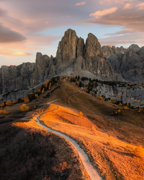 Home / Twitter Autumn Images, September 28, Daily Inspiration, Monument Valley, Things To Come, Wonder, Italy, Natural Landmarks, On Twitter