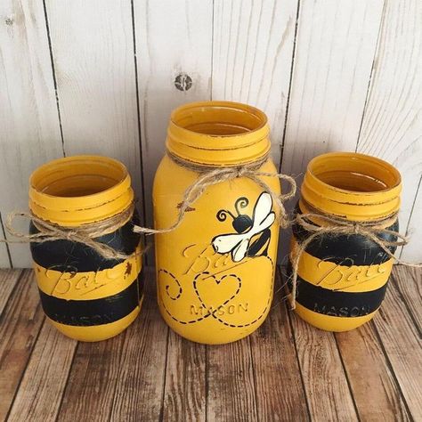 Bee Mason Jars, Honey Business, Quart Size Mason Jars, Honey Bee Decor, Mason Jar Projects, Jar Art, Bee Party, Diy Jar Crafts, Mason Jar Crafts Diy