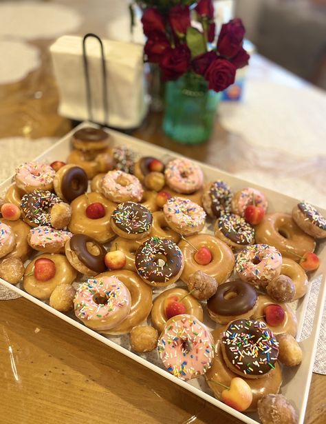 Brunch Donut Ideas, Donut Platter Ideas, Donut Breakfast Board, Donut Platter Display, Doughnut Charcuterie Board, Mini Donut Tower, Donut Board Birthday, Donut Charcuterie Board Ideas, Doughnut Platter