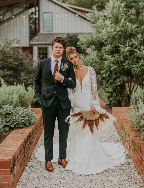 Fall Boho Wedding Inspiration Forest Green Suit Wedding, Forest Green Wedding Party, Green Suit For Groom, Fall Wedding Groomsmen Attire, Mens Suit For Wedding, Bodas Boho Chic, Lovers Society, Romantic Bridal Hair, Green Wedding Suit