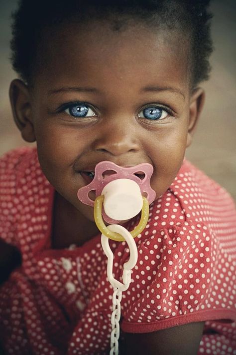 Toutes les personnes ayant les yeux bleus ont un secret en commun ! Découvrez lequel... Lip Hyperpigmentation, People With Blue Eyes, English Girls, Bright Blue Eyes, Black Babies, Gorgeous Eyes, Pretty Eyes, Genetic, Black Kids