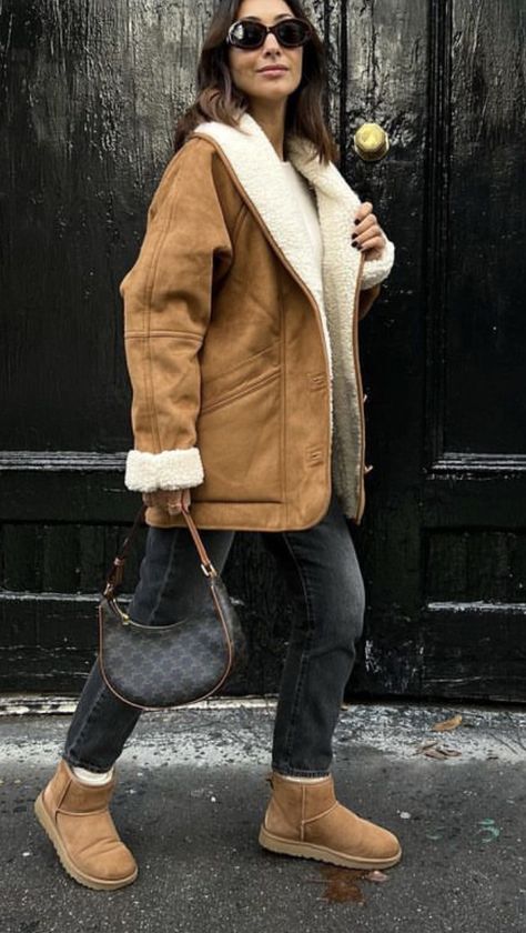 Shearling Coat Street Style, Shearling Coat Outfit, 501 Outfit, Shearling Jacket Outfit, Winter Coat Outfits, Nyc Outfits, Comfy Casual Outfits, Boots Ugg, Uggs Outfit