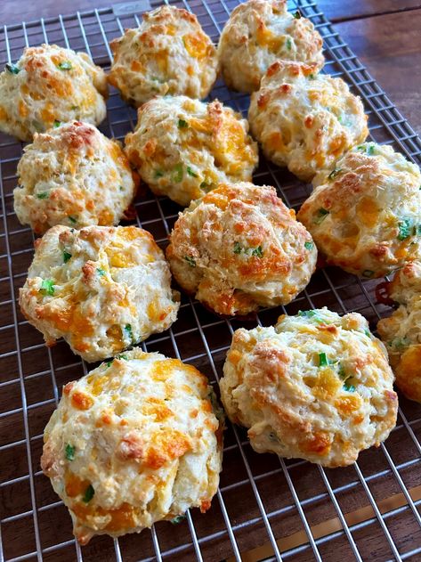 Cheddar Scallion Drop Biscuits. - Harvest & Nourish Scallion Biscuits, Irish Soda Bread Muffins, Banana Pecan Bread, Spring Breakfast, Cheesy Biscuit, Tasty Bread Recipe, Bread Soft, Savoury Biscuits, Homemade Bread Recipes Easy