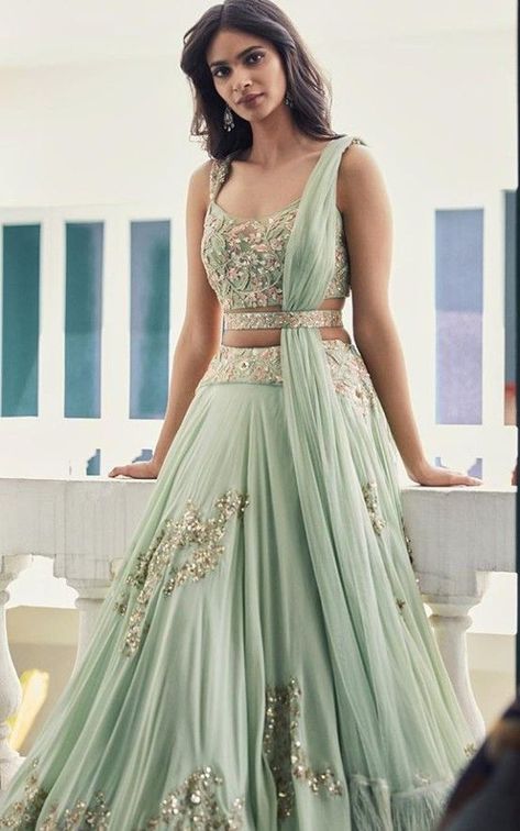 Want to know how to look your best this wedding season? All you need are these amazing trending lehengas. Keep reading to know more! Baju Kahwin, Lehenga Choli Designs, Indian Lehenga Choli, Indian Outfits Lehenga, Wedding Lehenga Designs, Lehenga Designs Simple, Traditional Indian Outfits, Indian Bridal Dress, Indian Gowns Dresses