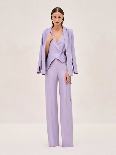 Cocktail Woman Outfit, Women’s Suits Wedding Guest, Colorful Wedding Suit Women, Lavendar Suit For Women, Monochrome Suit Women, Womens Pant Suits Fashion, Wedding Guest Pant Suit, Purple Suit For Women, Lavender Outfits For Women