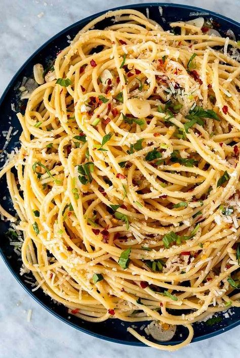 Pasta Dishes Italian, Pasta From Chef Movie, Pasta E Olio, Simple Italian Pasta Recipes, Pasta To Impress, Pasta A Olio, Linguine Aglio Olio, Lemon Parsley Pasta, Aglio E Olio Recipes Chicken