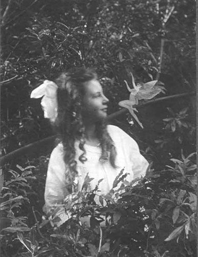 The Cottingley Fairies: A Famous Photo Hoax from 1917.A movie also...I just watched the movie...really liked it! Cottingley Fairies, Arte Hippy, Real Fairies, Fairies Photos, Steve Mccurry, Famous Photos, Fairy Pictures, Arthur Conan, Conan Doyle