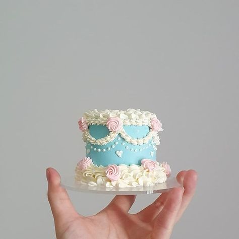 Mini Lambeth Cake, Vintage Mini Cake, Small Vintage Cake, 6 Inch Cake Design, Small Cake Decorating, Mini Vintage Cake, Small Cake Designs, Pretty Cake Designs, Vintage Buttercream Cake