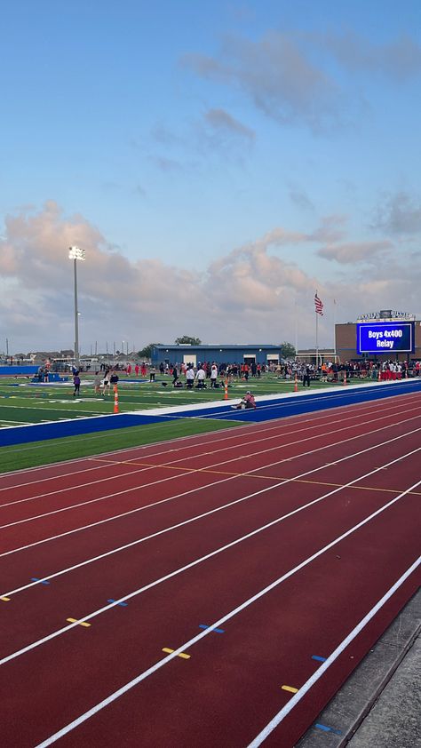 Track Sports Pictures, Track Running Aesthetic, Cross Country Aesthetic, Sprinter Track, Aesthetic Track, Track Szn, Track Distance, Track Aesthetic, Runner Aesthetic