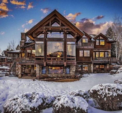 Ski Lodge Exterior, Colorado Lodge, Lodge Exterior, Lodge Christmas Decor, Lodge House, Ecological House, Mountain Hotel, Cozy Log Cabin, Hotel Exterior