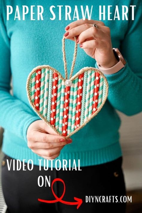 Follow this easy tutorial for making a cute DIY paper straw heart decor wall hanging in a matter of minutes! A great Valentine's Day decoration! This is a great repurposed straw decoration that is fast, easy, and a perfect kids Valentine's Day craft! Paper Straw Crafts, Straws Crafts, Straw Heart, Paper Straws Crafts, Flower Wall Hanging Decor, Diy Paper Wall Hanging, Straw Valentine, Valentine Paper Crafts, Room Hanging Decor