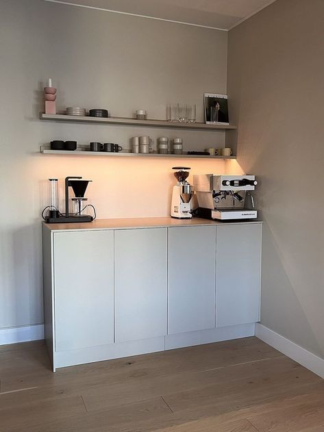 Coffee Vibes Aesthetic, Coffee Bar Ideas Kitchen, Kaffe Station, Coffee Bar In Kitchen, Coffee Bar At Home, Kaffe Bar, Bar In Kitchen, Coffee Bar Ideas Kitchen Counter, Coffee Bar Station