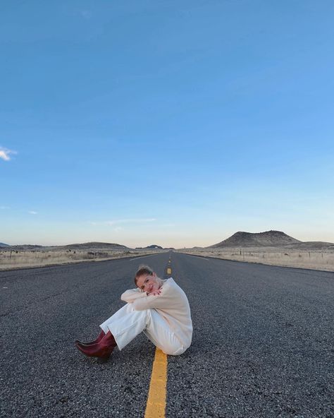 Sunset Road Photoshoot, Outside Couch Photoshoot, Desert Photoshoot Friends, Back Road Photoshoot, Red Rock Canyon Photoshoot, Middle Of Road Photoshoot, Route 66 Photoshoot, Ruidoso Outfits, Texas Aesthetic Girl