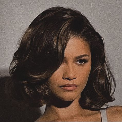 Evening Bob Hairstyles, Celebrity With Short Hair, Celebrities With Bobs, Short Elegant Hair, Short Hair Cuts For Women Layers, Dark Hair Bob Haircut, Short Hair Celebrities, Short Hair Elegant Hairstyles, 90’s Short Hair