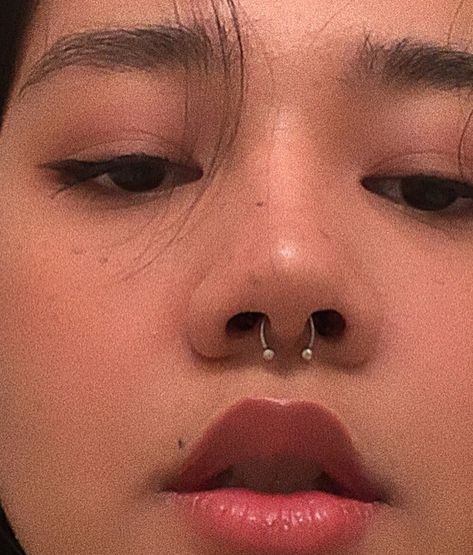 Mini Septum Piercing, Piercing Nose Septum, Noes Pericing, Nose Septum Aesthetic, Pierced Nose, Cute Piercings Nose, Piercing Ideas Nose, Piercings Septum, Nostril Piercing With Septum