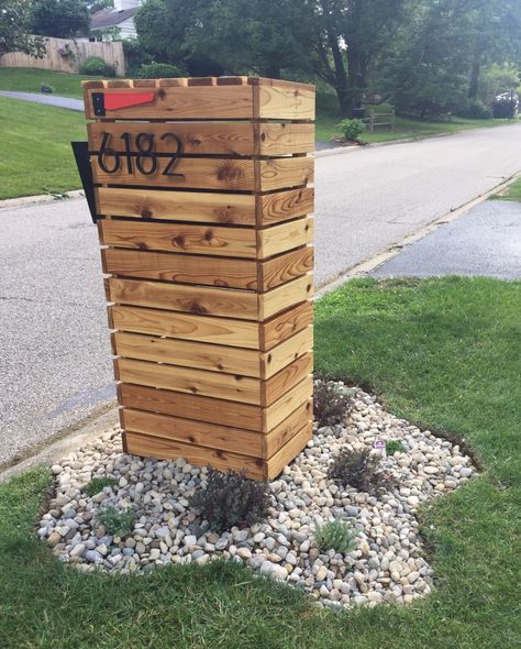 Modern Farmhouse Mailbox Ideas, Farmhouse Mailbox Ideas, Modern Mailbox Ideas, Barndo House, Farmhouse Mailboxes, Mailbox House, Modern Mailbox Design, Rustic Mailboxes, Mailbox Planter