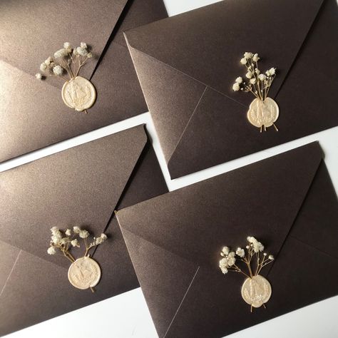 Wedding Envelope Wax Seal, Invitation Seal Ideas, Wax Seal Wedding Invitations Flower, Wax Seal Wedding Invitations Envelopes, Wedding Invitation Wax Seal Flower, Wax Sealed Envelope With Flowers, Invitation With Dried Flower, Wax Sealed Invitations, Dried Flower Wax Seal Invitation