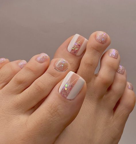 Pedicure Rosa, Toe Nails Designs, Flower Toe Nails, Ongles Beiges, Wedding Pedicure, Glitter Toe Nails, Fall Toe Nails, Pink Toe Nails, Easy Toe Nail Designs