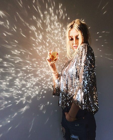 Sequin Disco Dress, Nye Photoshoot, Disco Ball Costume, Glitter Wallpaper Iphone, Look Disco, New Year Photoshoot, Ball Costume, Party Photoshoot, Christmas Shoot