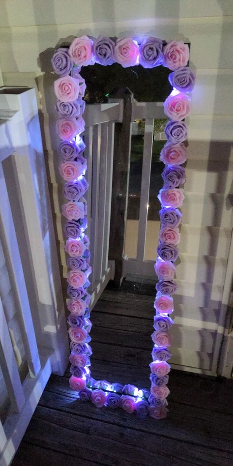 Mirror With Roses Around It, Mirror Decor Diy Frame, Things To Put Around A Mirror, Diy Room Mirror, Long Mirror Decorating Ideas Diy, Custom Mirror Frame, Girly Diy Crafts, Ideas Para Espejos En Cuarto, Diy Mirror Frame Ideas Bedrooms