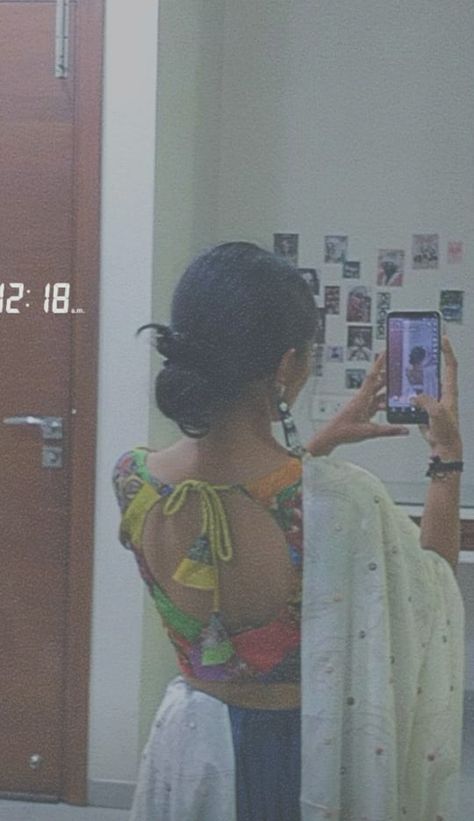 Indian Outfit Mirror Selfie, Garba Inspo Pics, Saree Pics Insta Story, Asthetic Picture In Traditional, Garba Snapchat Story, Garba Poses For Women, Saree Snapchat Story, Aesthetic Girl Indian, Traditional Mirror Selfie