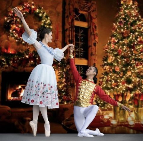 Como cada año, la Navidad comienza a hacer acto de presencia desde meses antes, y ahora lo hará con el Ballet El Cascanueces narrado. Sí, además de ver artículos en los supermercados o quizá ya querer poner tu arbolito, podrás lanzarte a ver esta puesta en escena. Cuando llegue diciembre vas a estar más que […] The post La Navidad se adelanta con la llegada del Ballet El Cascanueces appeared first on Chilango. Nutcracker Ballet, Nutcracker, Vision Board, Ballet