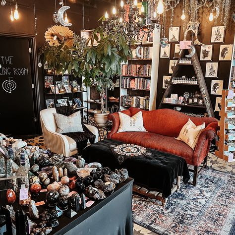 Witch shop vibes Tarot Shop Aesthetic, Witch Cafe Aesthetic, Witch Interiors, Witch Shop Aesthetic, Witchy Store, Witchy Boutique, Goddess Room, Lunar Living, Apothecary Store