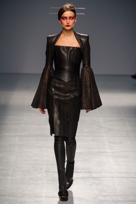 Gareth Pugh Spring 2013 Ready-to-Wear collection Cyberpunk Fashion, Gareth Pugh, Futuristic Fashion, Future Fashion, Dark Fashion, Leather Dress, Looks Vintage, Primavera Estate, Gothic Fashion