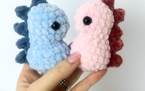 No Sew Triceratops, Cute Simple Amigurumi, Quick Dinosaur Crochet Pattern, Crochet Mini Football Free Pattern, Crochet Dino Keychain Pattern Free, Crochet Pocket Dinosaur, Crochet Arigumi Free Pattern Mini, Small Dinosaur Crochet Pattern, Crochet Plushies Easy Step By Step