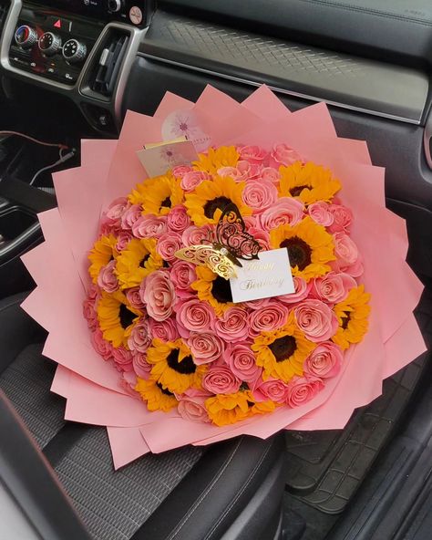 Pink and yellow 💛 🌸🌻🩷 . . . . Pre-Order your bouquet 💐 for any occasions. Add On's available, Crowns 👑, balloons 🎈, toppers , Sash , pins 📌, chocolates 🍫 Dm or send a whatsapp to 914-648 2510 Delivery available 📍Yonkers,NY . . . #flowersofinstagram #newpost #likesharecommentfollow💕❤️❤️❤️ #ａｅｓｔｈｅｔｉｃ #organic #supportlocal #shopsmall #yonkers #nyc #florist #ramobuchon Pink And Yellow Bouquet, Birthday Flowers Bouquet, Yellow Bouquets, Yellow Gifts, Glitter Roses, Birthday Flowers, Yellow Flowers, Pretty Flowers, Flowers Bouquet