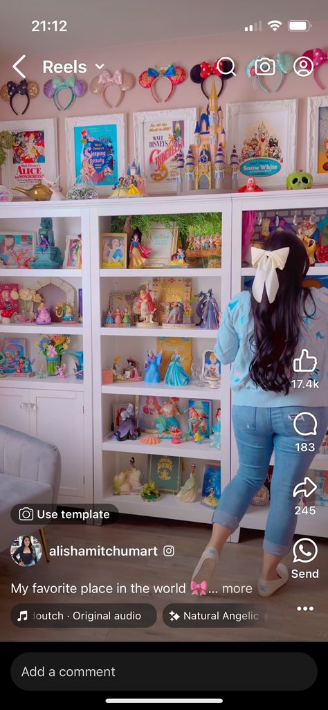 Disney Shelf Decor, Disney Office Ideas, Barndominium Bedroom, Adult Disney Bedroom, Collectors Room Ideas, Disney Decor Bedroom, Disney Wall Murals, Casa Disney, Disney Office