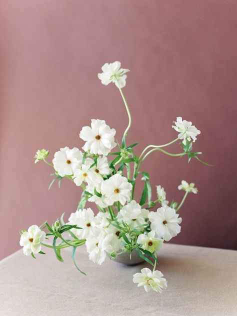 Ikebana Centerpiece, Ranunculus Arrangement, Ranunculus Wedding, Neutral Florals, Ranunculus Bouquet, White Ranunculus, Modern Flower Arrangements, Modern Flower, Arte Floral