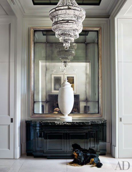 A 1940s plaster urn graces the entrance hall of a stately London townhouse by designer Hubert Zandberg Room Decorations, Mud Rooms, Potpourri Decorations, Foyer Mirror, London Townhouse, Foyer Design, Entry Hallway, Entry Hall, Decoration Inspiration