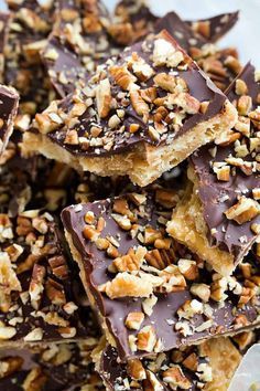 Cracker Brittle, Candy With Pecans, Ritz Cracker Toffee, Tiny Desserts, Saltine Cracker Toffee, Easy Toffee, Saltine Cracker, Saltine Toffee, Easy Desserts Recipes