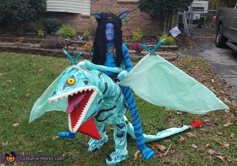 Shannon: My daughter is wearing this super fun costume.The idea came from the movie Avatar .Its one of my daughters favorite movies .I also love encouraging her appreciation for strong female... Banshee Costume, Avatar Costume, Homemade Costumes For Kids, Avatar Disney, Avatar Neytiri, Dragon Halloween Costume, 2015 Halloween Costumes, Female Heroines, Dragon Halloween