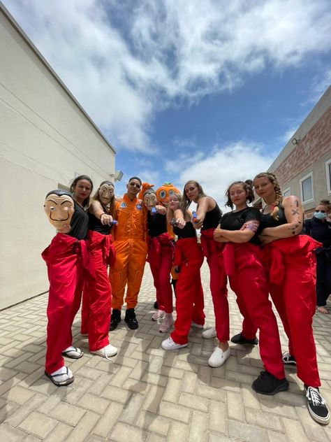 Money Heist Group Costume, Bank Heist Costume, Money Heist Costume Women, Money Heist Costume, Costume Duo, Money Dress, A Group Of People, Halloween Express, Money Heist