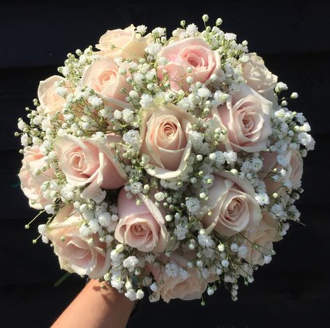 Pink Wedding Bouquet Aesthetic, Quinceñera Bouquets Pink, Wedding Flower Bridal Bouquets, Beautiful Bride Bouquet, Quince Ramos Blush, Quince Flower Bouquets Pink, How To Make Artificial Flower Bouquets, Light Pink Flower Bouquet Wedding, Flower Bouquet For Quinceanera